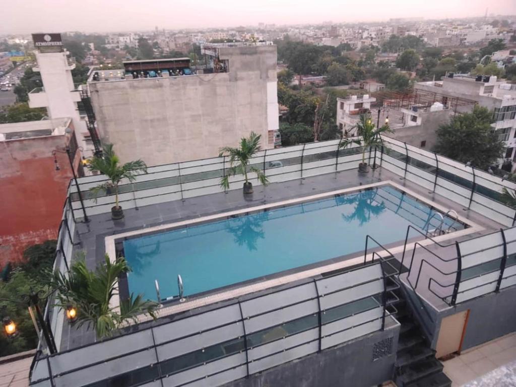 斋浦尔Hotel Bhaskar的一座大楼顶部的游泳池