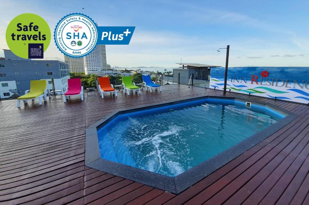 乔木提恩海滩Inn Residence Serviced Suites - SHA Extra Plus的建筑物屋顶上的游泳池