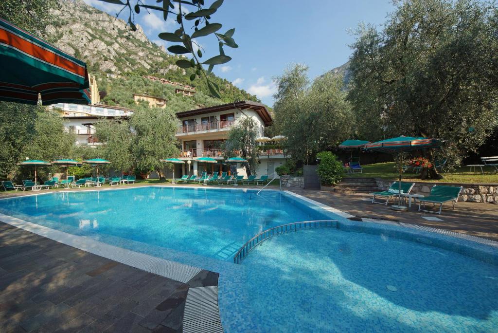 利莫内-苏尔加达考斯特酒店的一个大型蓝色游泳池,酒店背景
