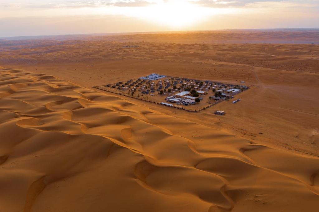Shāhiq阿拉伯大羚羊营第旅馆的沙漠中营地的空中景观
