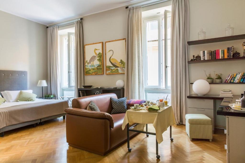 罗马NavonaMyHome的客厅配有床、沙发和桌子