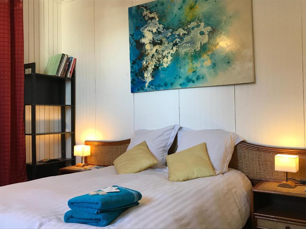 Le CrèsChambre ou Suite de l'Impasse du Pressoir的一间卧室配有一张带蓝色毛巾的床