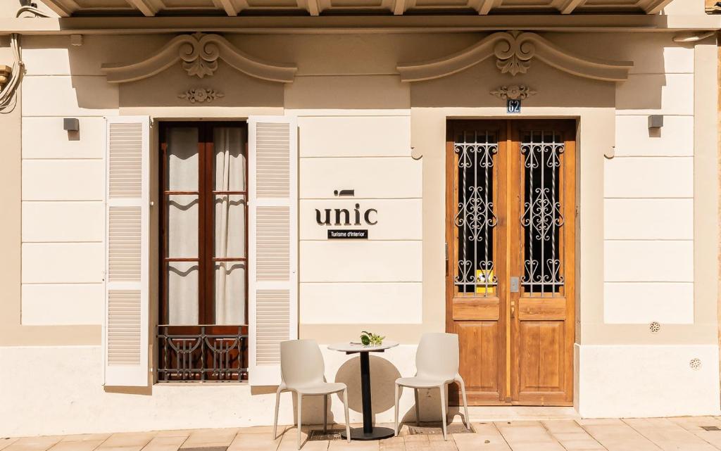 安德拉特斯Unic - Turisme d'interior的大楼前的桌椅