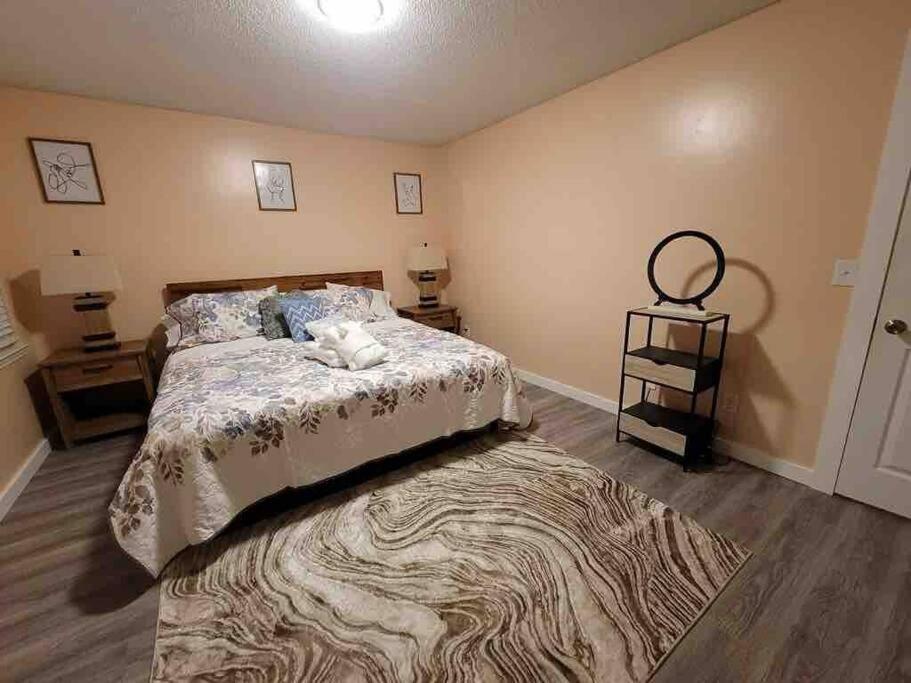 希尔顿黑德岛Elegant 2-bedroom pet-friendly villa w 2 parking spaces的一间卧室配有一张大床和地毯。