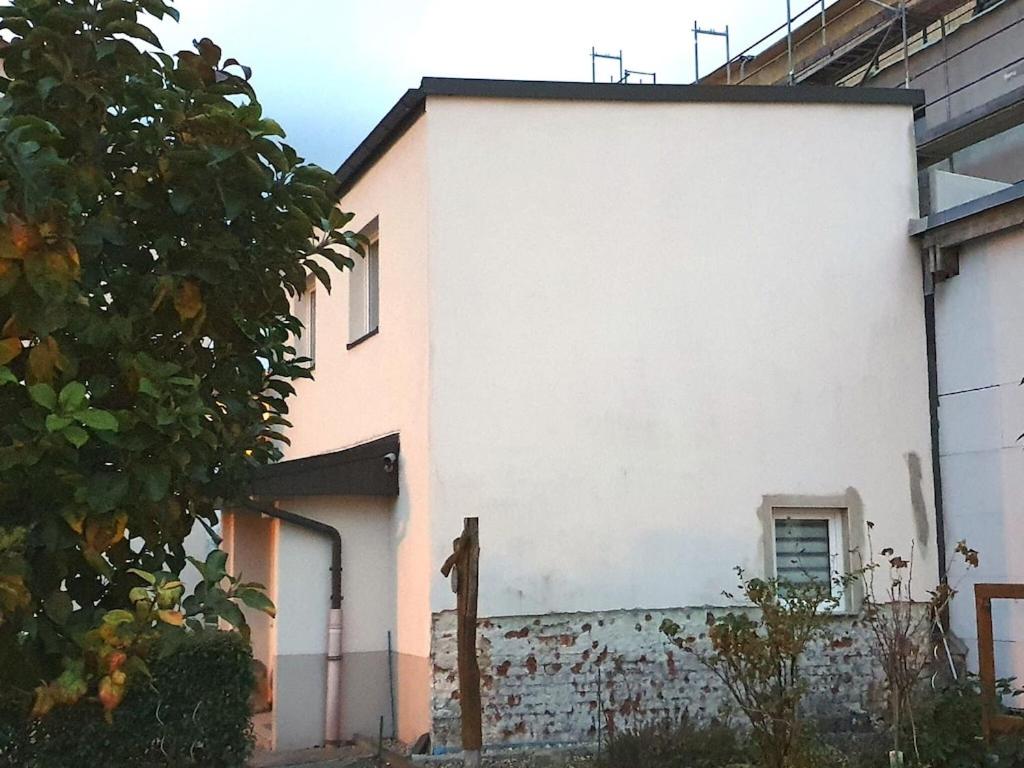 弗赖塔尔Apartment in Saxony in a charming area的前面有栅栏的白色建筑