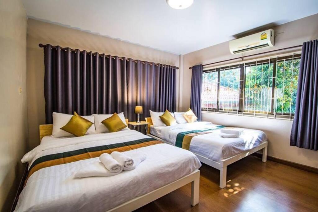 梭桃邑Vanilla house heart of Sattahip的一间卧室设有两张床和窗户。