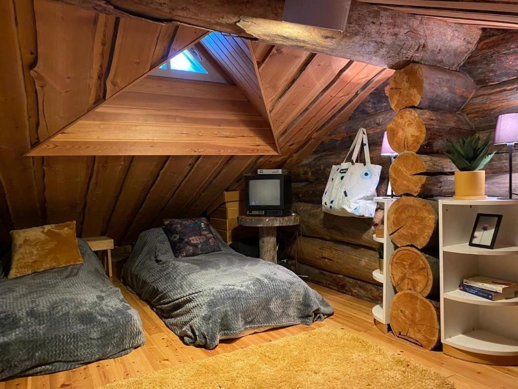 鲁卡Holiday Home Ruka Etelärinne 10 B的小屋内设有一间带床铺和电视的卧室