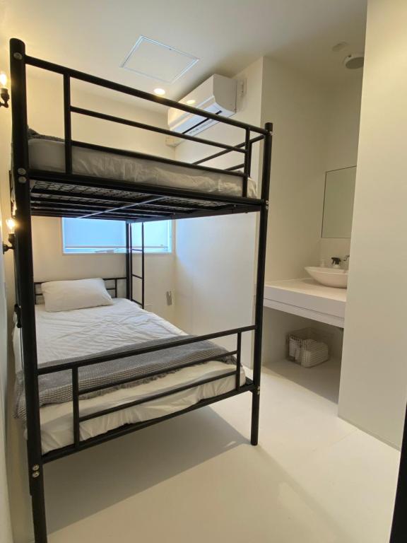 奄美En- Hostel & Café bar的一间卧室配有两张双层床。