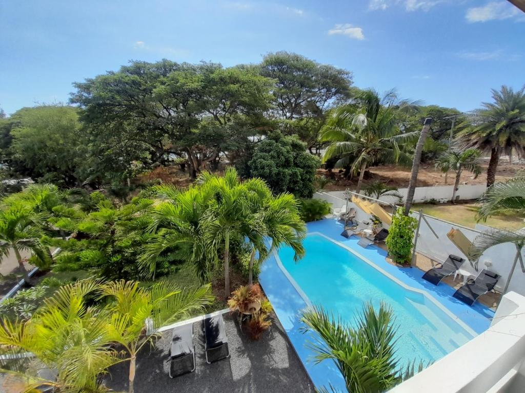 弗利康弗拉克彩虹别墅旅馆的享有度假村游泳池的顶部景致