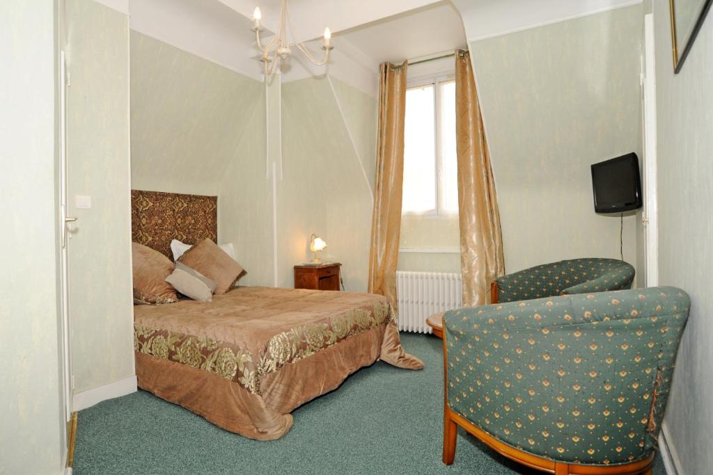 卢瓦尔河畔叙利旅行酒店的配有一张床和一把椅子的酒店客房