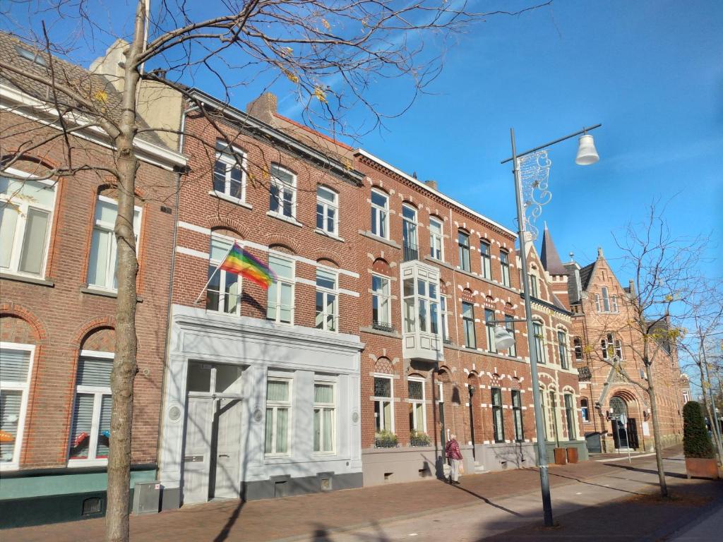 鲁尔蒙德Stadswoning Roermond的前面有彩虹旗的大砖楼