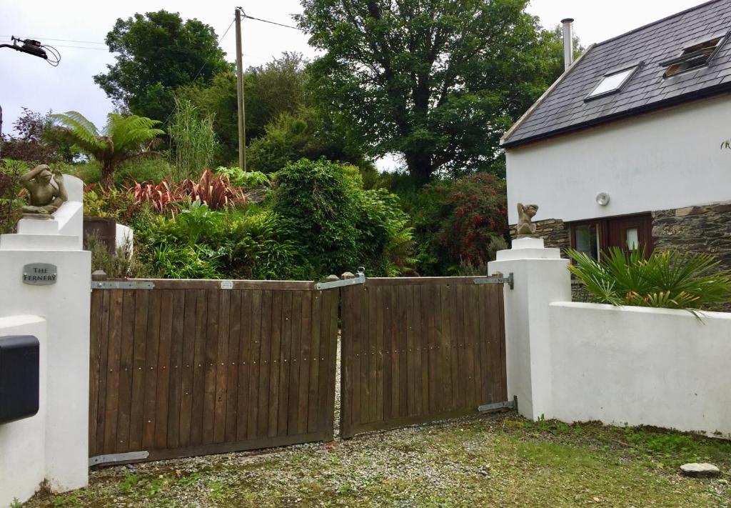 DrishanebegFernery Garden cottage, near Skibbereen的房屋前的木栅栏