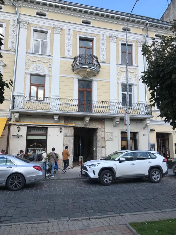 利沃夫Center Lviv Avenue 23的停在大楼前的白色汽车