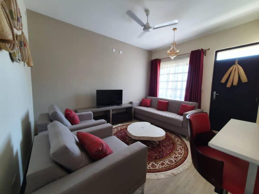 基利菲Elegant 1 Bedroom Condo Near Vipingo Ridge Golf Resort的带沙发和电视的客厅