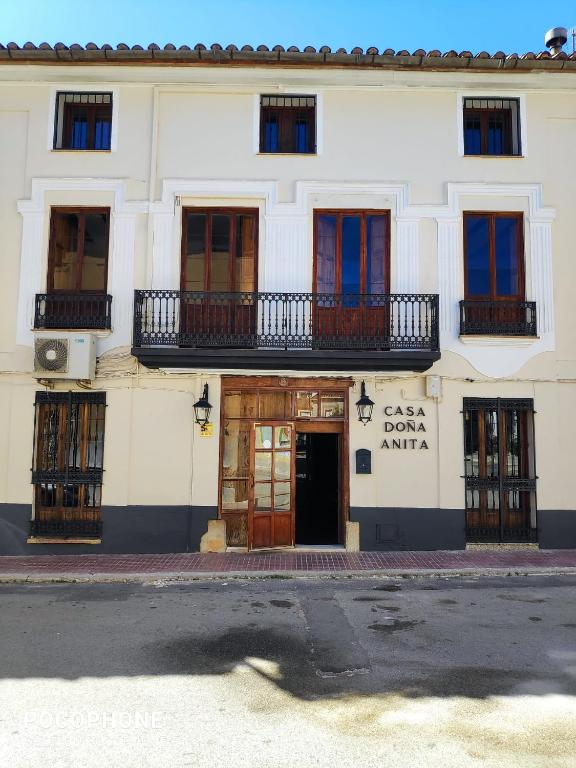 San Antonio de RequenaLA PENSION DE DOÑA ANITA的白色的建筑,设有窗户和门