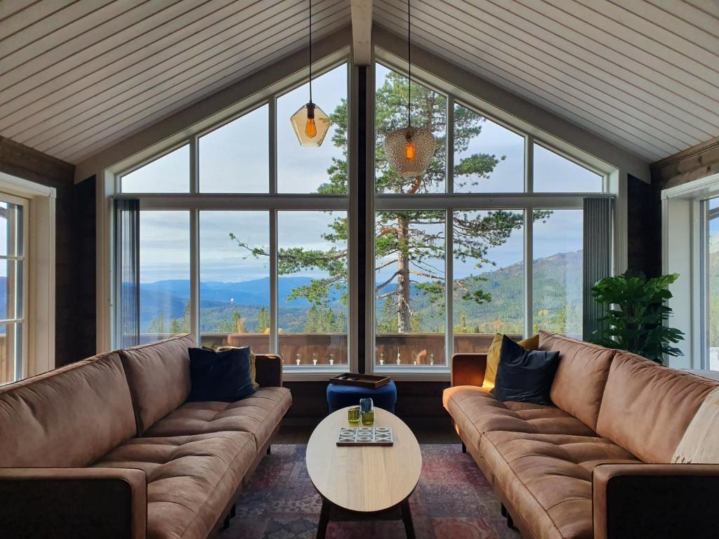 LifjellGrostul的客厅配有沙发和桌子