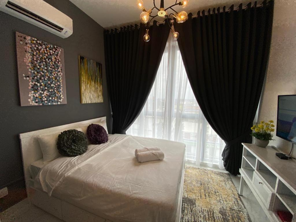 哥打巴鲁Triple D @ Troika Residence的一间卧室设有一张床和一个大窗户