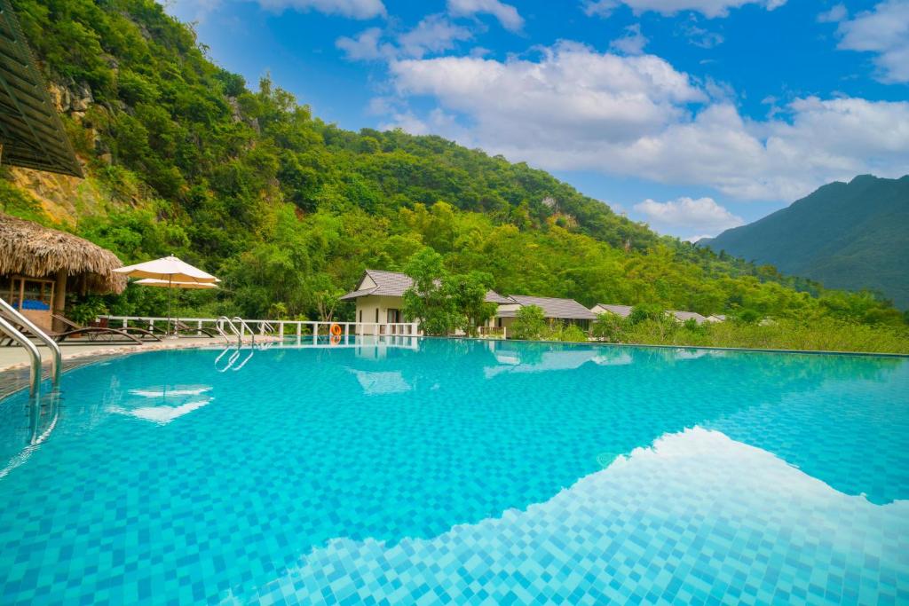 枚州县Mai Chau Mountain View Resort的一座山地游泳池