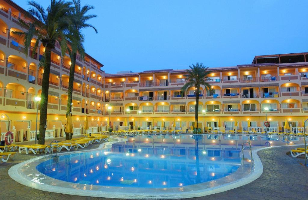 阿尔姆尼卡巴西亚热带酒店的大楼前设有大型游泳池的酒店