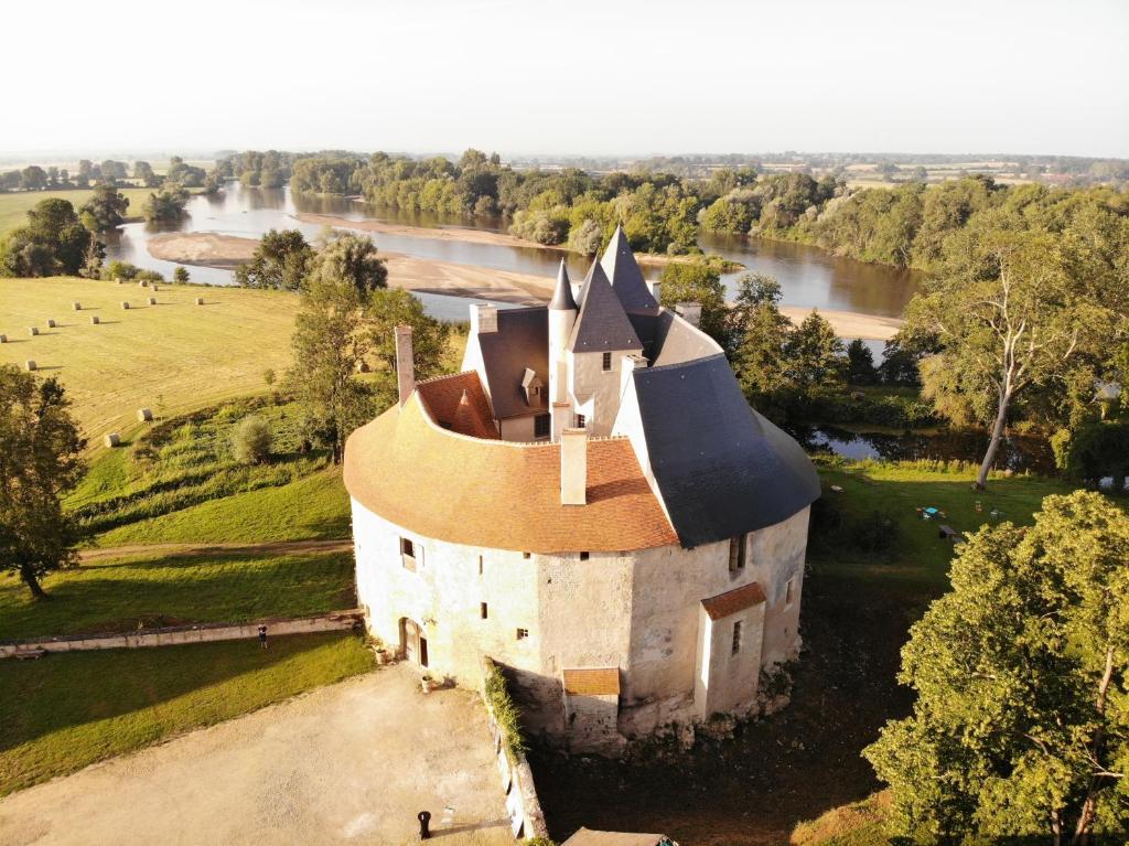Saincaize-MeauceUn château en Bourgogne的享有城堡和河流的空中景致