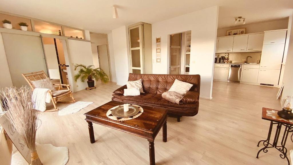 拉恩河畔林堡"Lodge Domblick"的带沙发和咖啡桌的客厅
