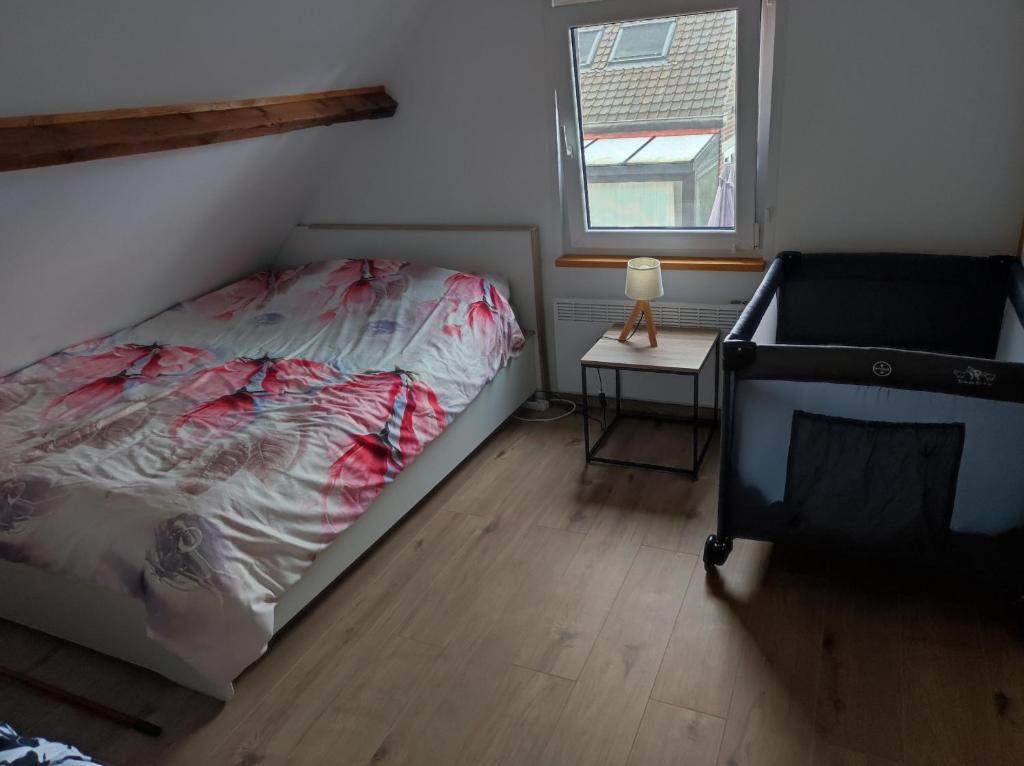 奥斯特坎普Apartament Beti的一间卧室配有一张床和一张带台灯的桌子