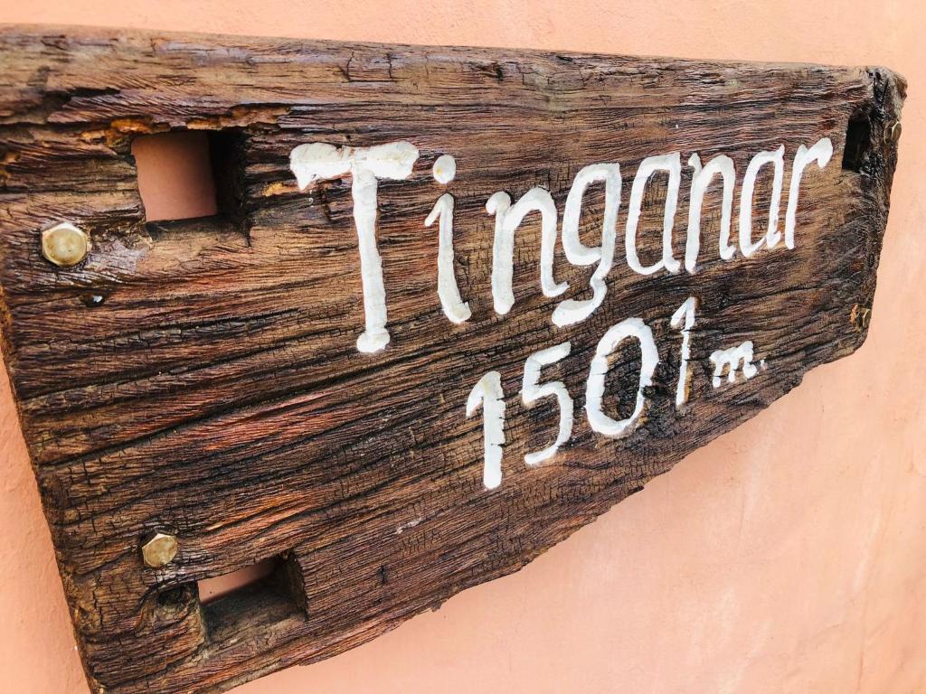 弗龙特拉Vivienda Vacacional Tinganar 1501的建筑物一侧的木标志