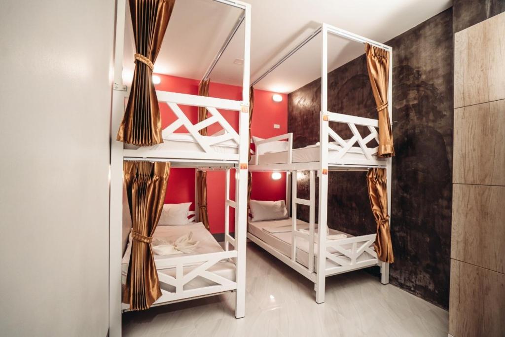 拉廊The Caspar的一间设有两张白色双层床的房间