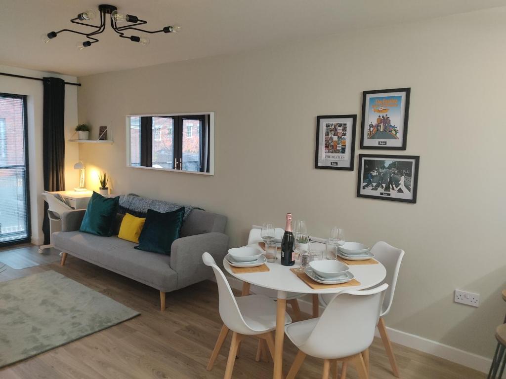 利物浦Fantastic centrally located 1 bed apartment的客厅配有桌子和沙发