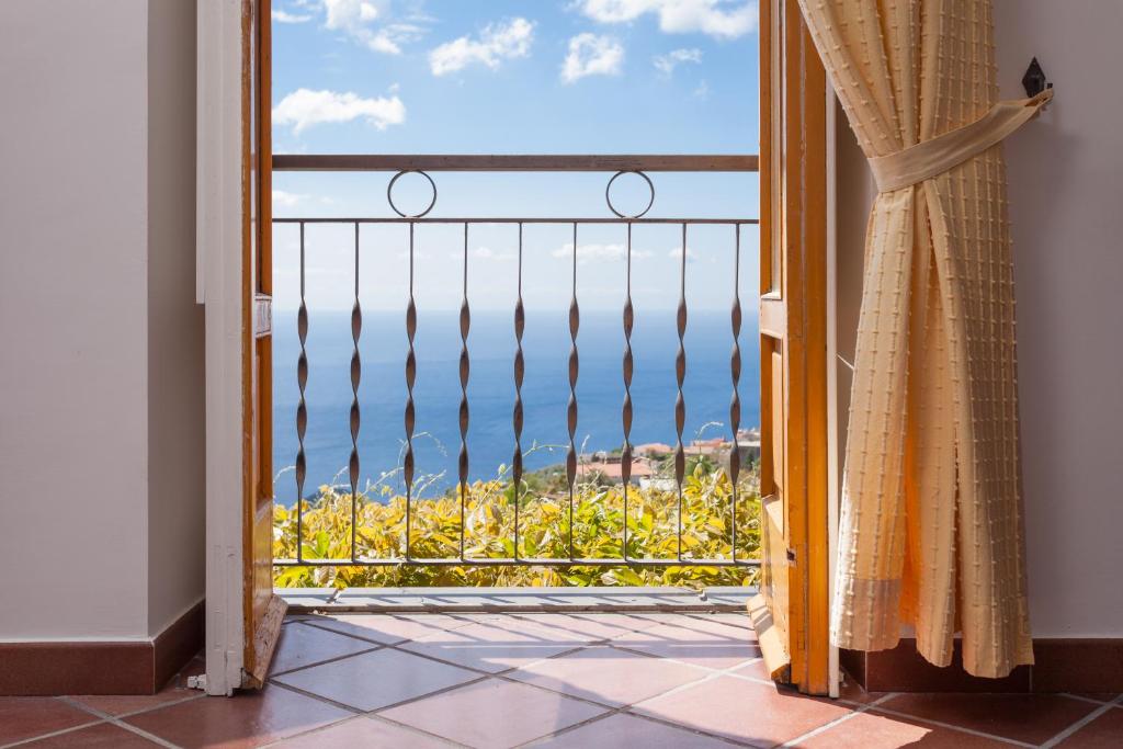 圣安格塔苏德格尔夫Antico Casale Ruoppo的客房设有海景阳台。