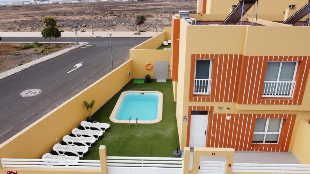 罗萨里奥港Mariposas Home Pool的享有带游泳池的建筑的空中景致
