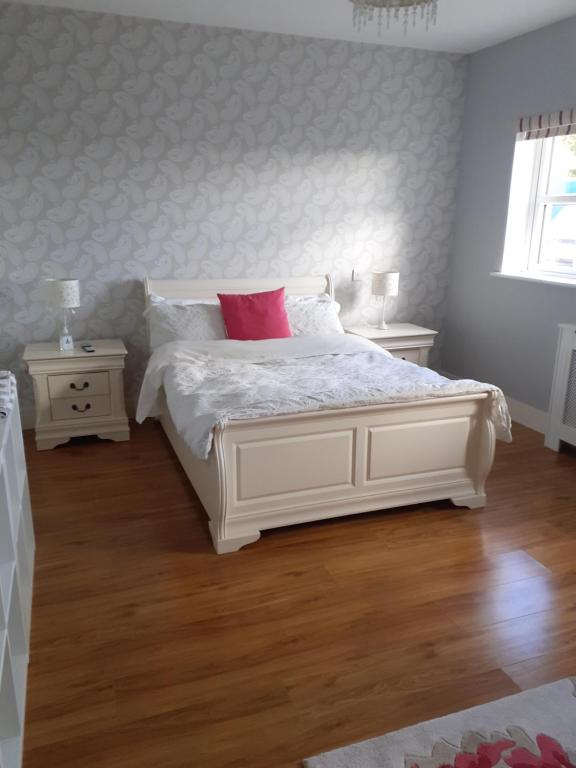 NobberPrivate Room in Superb House Bed 1的卧室配有带红色枕头的白色床