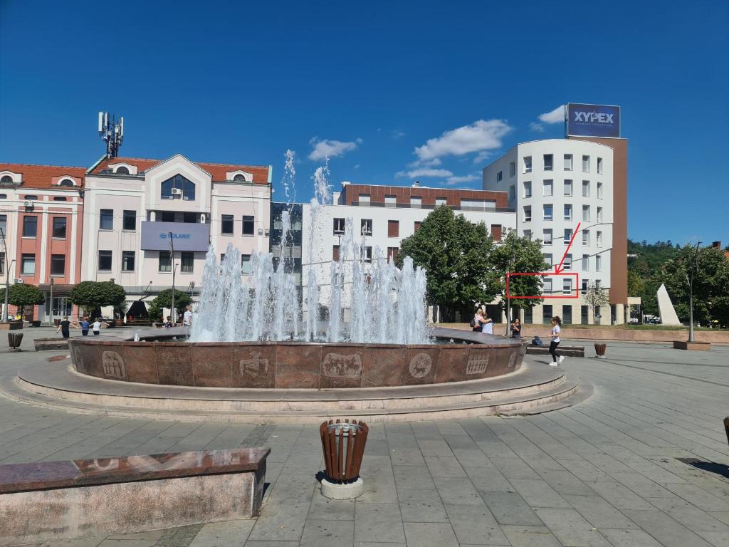 图兹拉Tuzla Trg - Tuzla Square的一座城市中央的喷泉