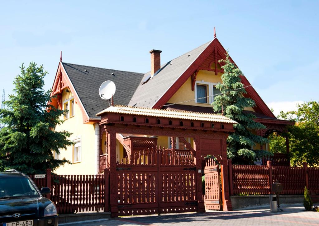 莫悠罗德Kitti Panzió的一座带木门和围栏的房子