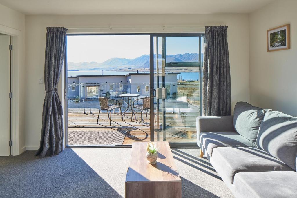 特卡波湖Alpine View Apartment 2 - Tekapo的客厅配有沙发和桌子