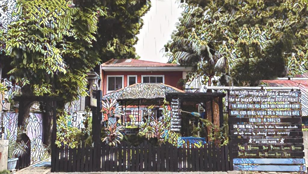 班塔延岛Casa Isabel Hostel的后面有一座黑色的围栏,后面有一座房子