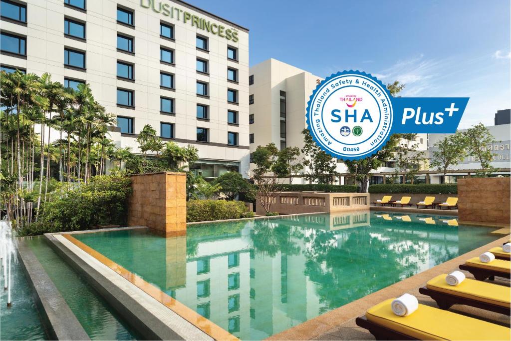 曼谷Dusit Princess Srinakarin Bangkok的酒店游泳池设有shka酒店的标志