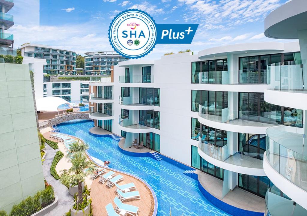 芭东海滩Absolute Twin Sands Resort & Spa - SHA Extra Plus的shka plus hotel酒店享有游泳池的景致