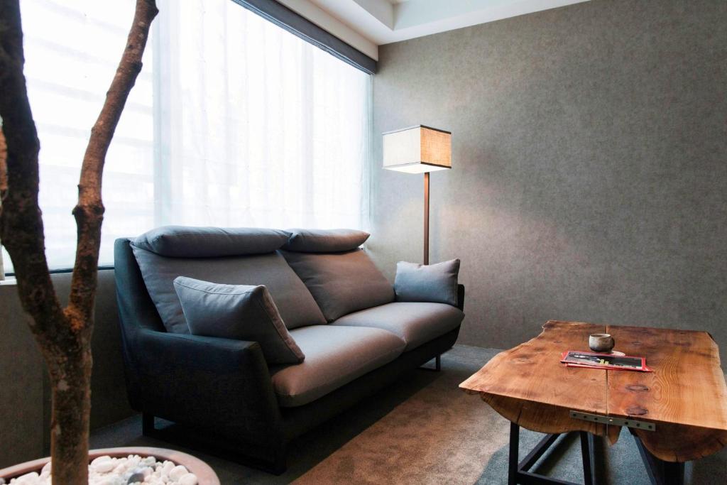台北台北东旅的客厅配有沙发和桌子
