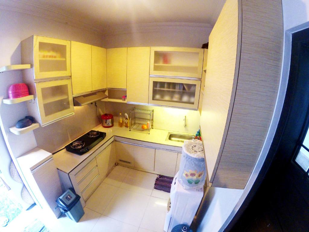 NgabeanGodean Living Homestay Jogja Family only的一间带黄色橱柜和冰箱的小厨房