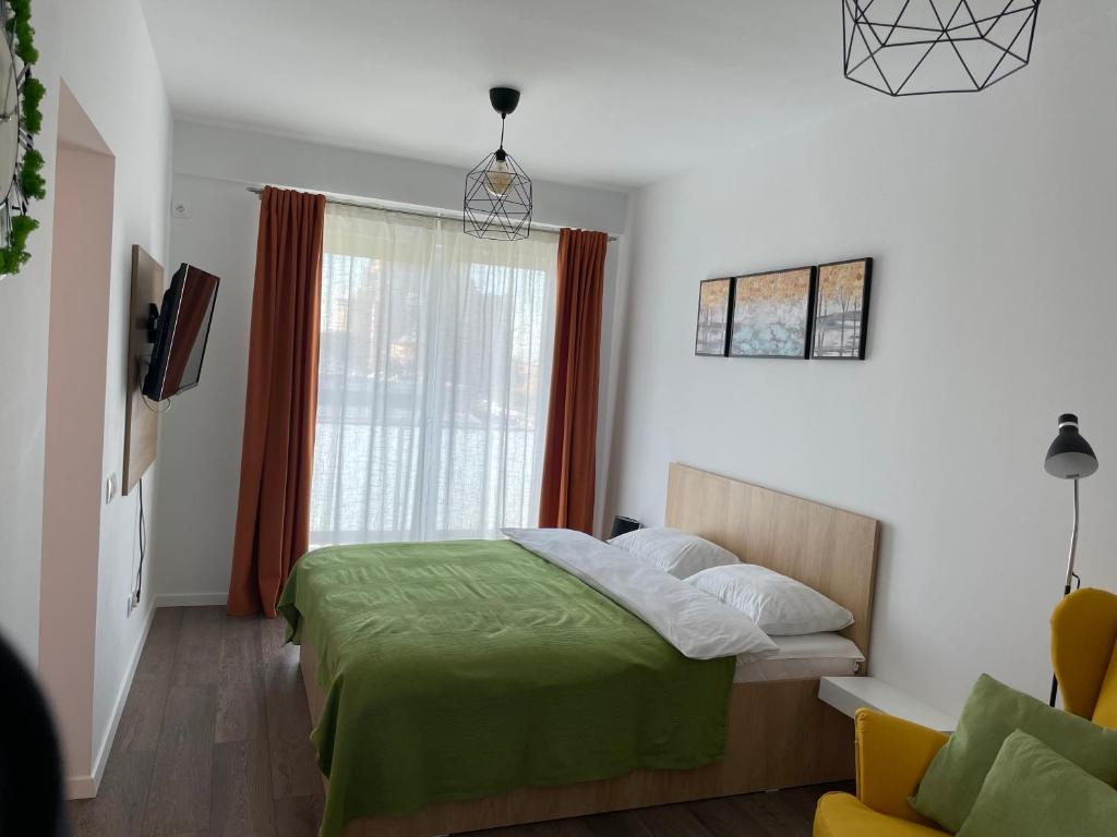 巴亚马雷Apartcentral的一间卧室设有一张绿色的床和一个窗户。