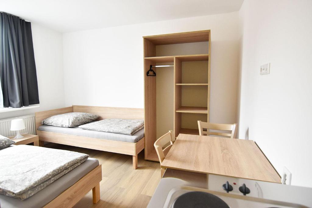 科隆Zimmer24Frei Boardinghouse的小房间设有两张床和一张桌子