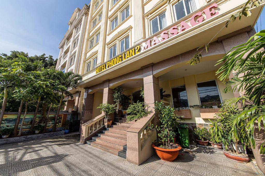 胡志明市Phong Lan 2 Hotel的前面有标志的酒店