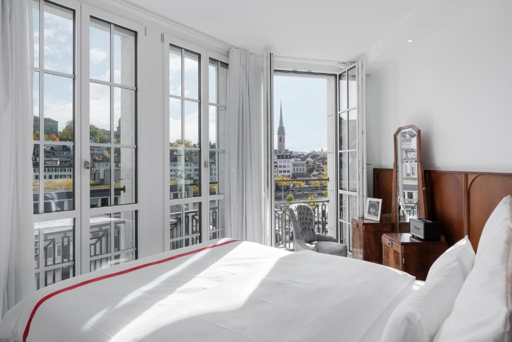 苏黎世Ruby Mimi Hotel Zurich的一间卧室设有一张床和大窗户