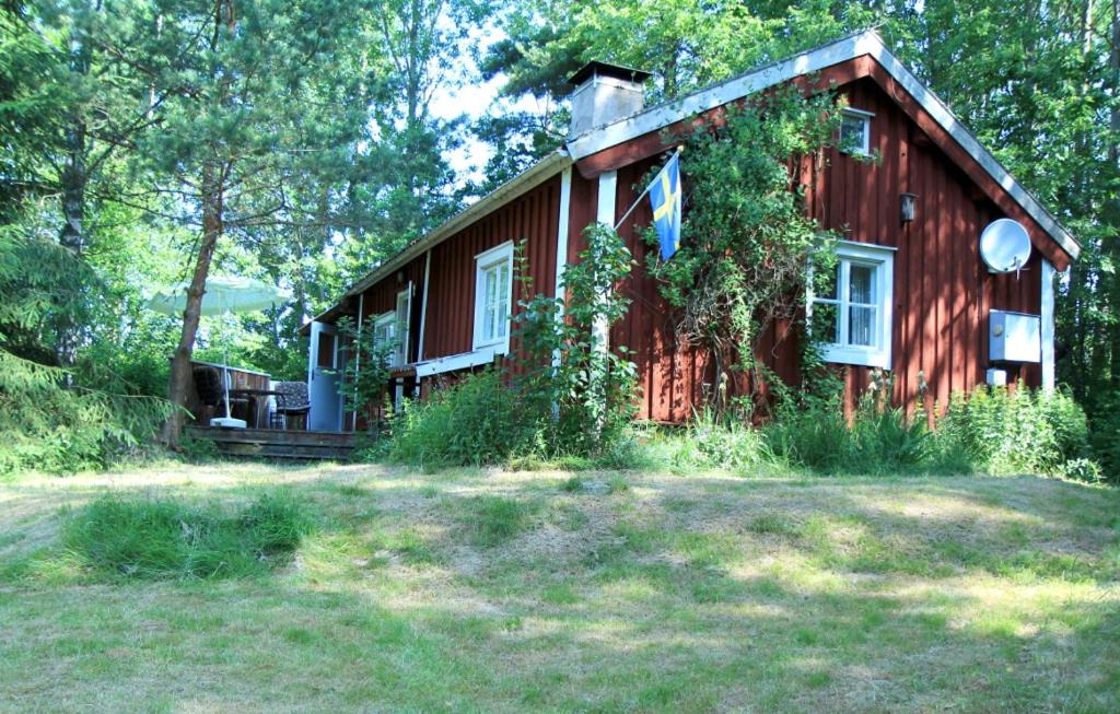KisaSchwedentraum Varpstugan的院子中间的一座红色小房子