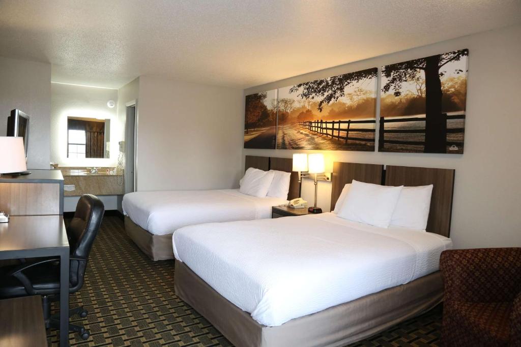门罗戴斯酒店客房内的一张或多张床位