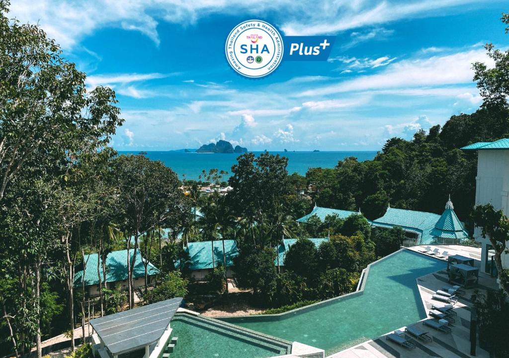 奥南海滩Krabi Tipa Resort - SHA EXTRA PLUS的享有度假胜地的空中景致,以海洋为背景