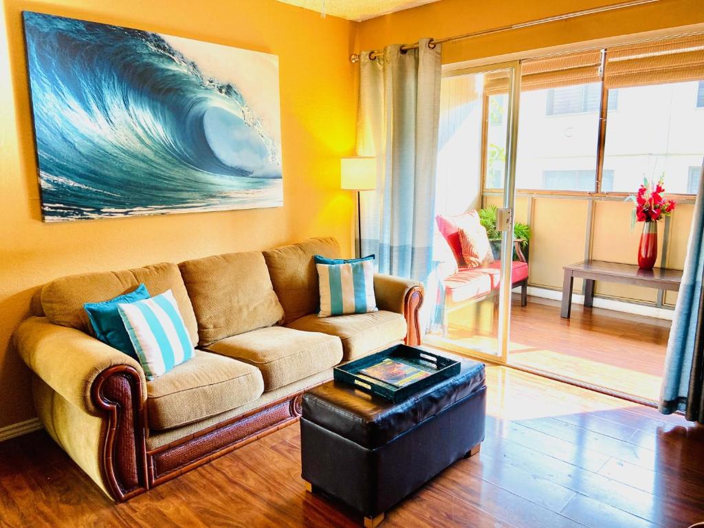 科纳帕拉尼公寓 的客厅配有沙发和墙上的大浪