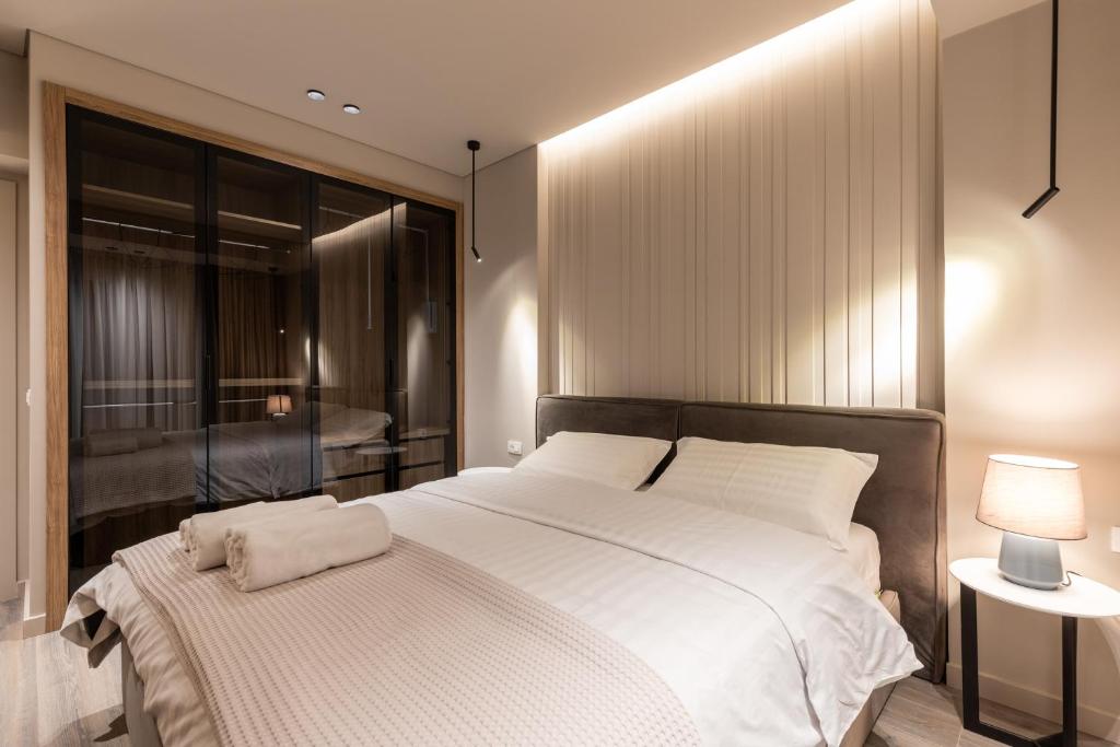 地拉那Night Inn Tirana的卧室配有一张大白色床和窗户