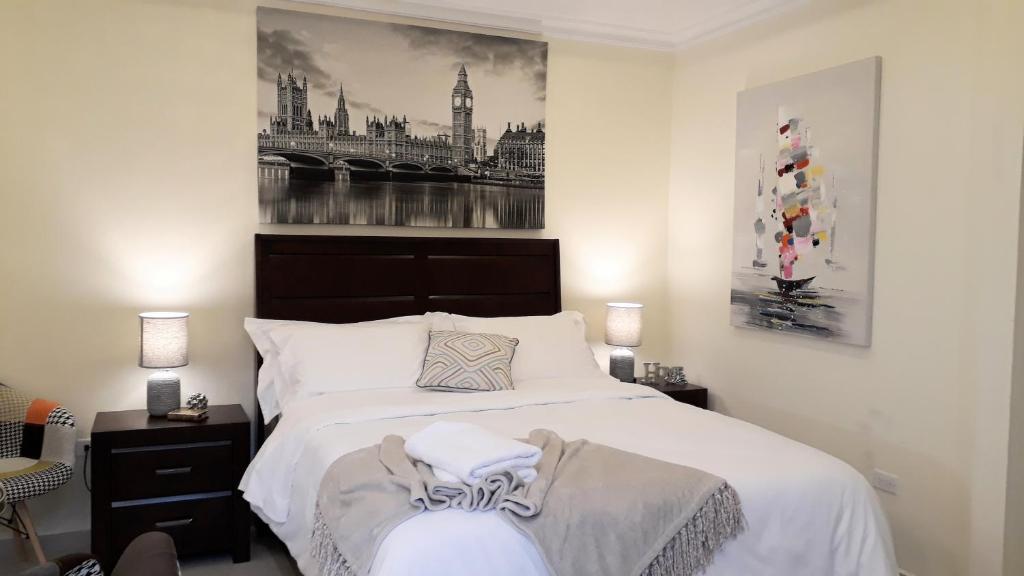 下博克特Mirango Apartments的一间卧室,配有一张床,并享有城市的图片